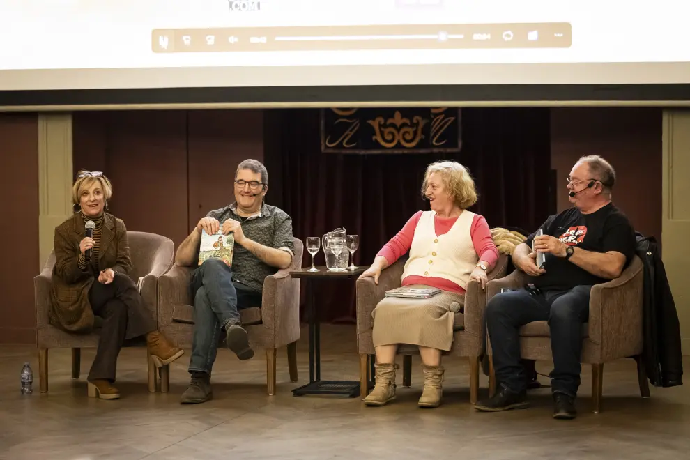 Ana Labordeta, Daniel Viñuales, Encarna Revuelta y Carlos Azagra, en la presentación en Madrid de los dos últimos cómics sobre José Antonio Labordeta