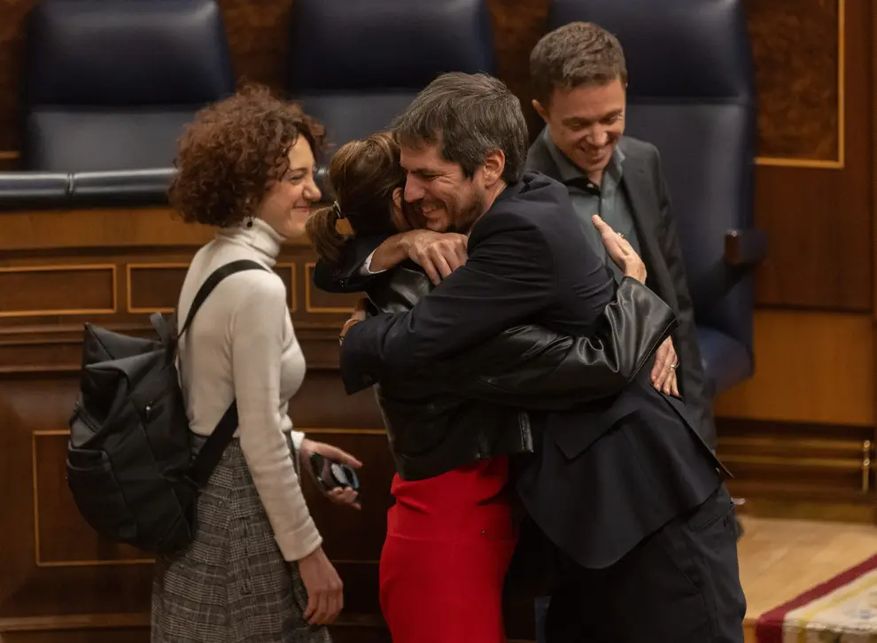 La candidata de Sumar Galicia a la Xunta de Galicia, Marta Lois se abraza con el ministro de Cultura, Ernest Urtasun, durante la proposición de ley orgánica de amnistía.