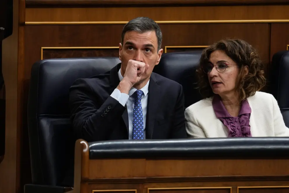El presidente del Gobierno, Pedro Sánchez y la vicepresidenta María Jesús Montero, durante el debate de la ley de amnistía.