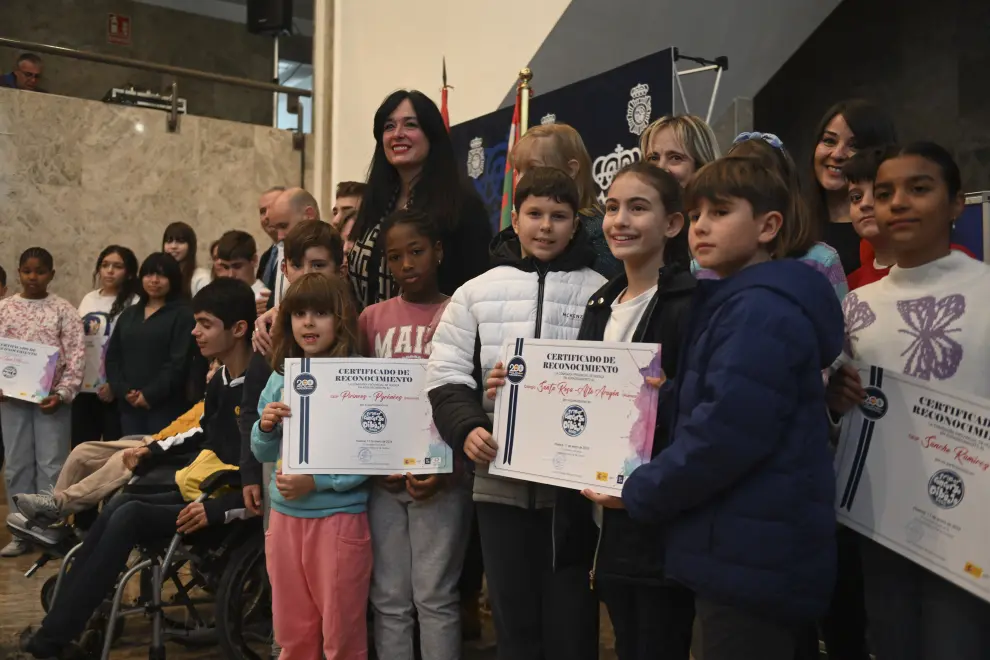 La comisaría de Huesca se ha vestido de gala para la entrega de distinciones y premios del concurso escolar de dibujo.