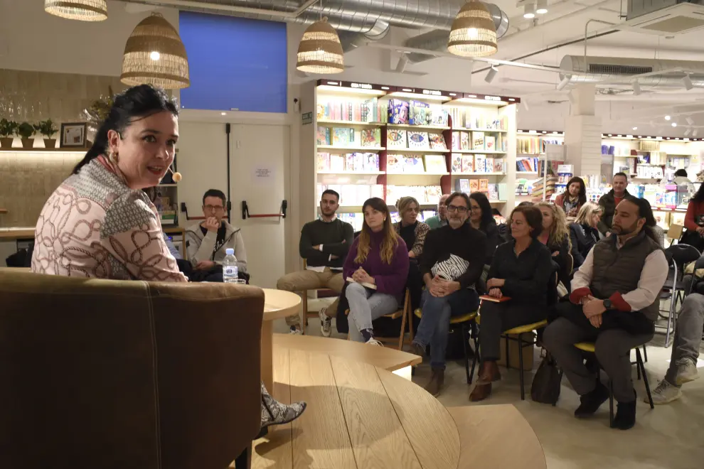 La alcaldesa de Huesca, Lorena Orduna, respondió durante hora y media preguntas de oscenses sobre la política cultural municipal en la librería Santos Ochoa.