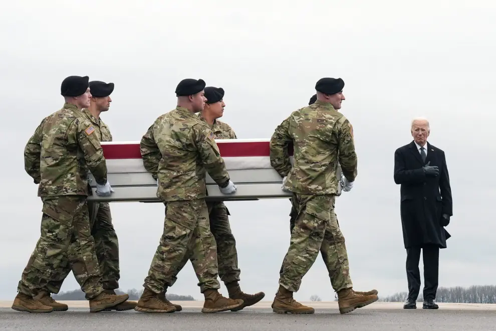 President Joe Biden and first lady Jill Biden watch as an Army carry team moves the flag-draped transfer case containing the remains of U.S. Army Sgt. William Jerome Rivers, 46, of Carrollton, Ga., during a casualty return at Dover Air Force Base, Del., Friday, Feb. 2, 2024. Rivers was killed in a drone attack in Jordan on Jan. 28. (AP Photo/Alex Brandon) [[[AP/LAPRESSE]]]