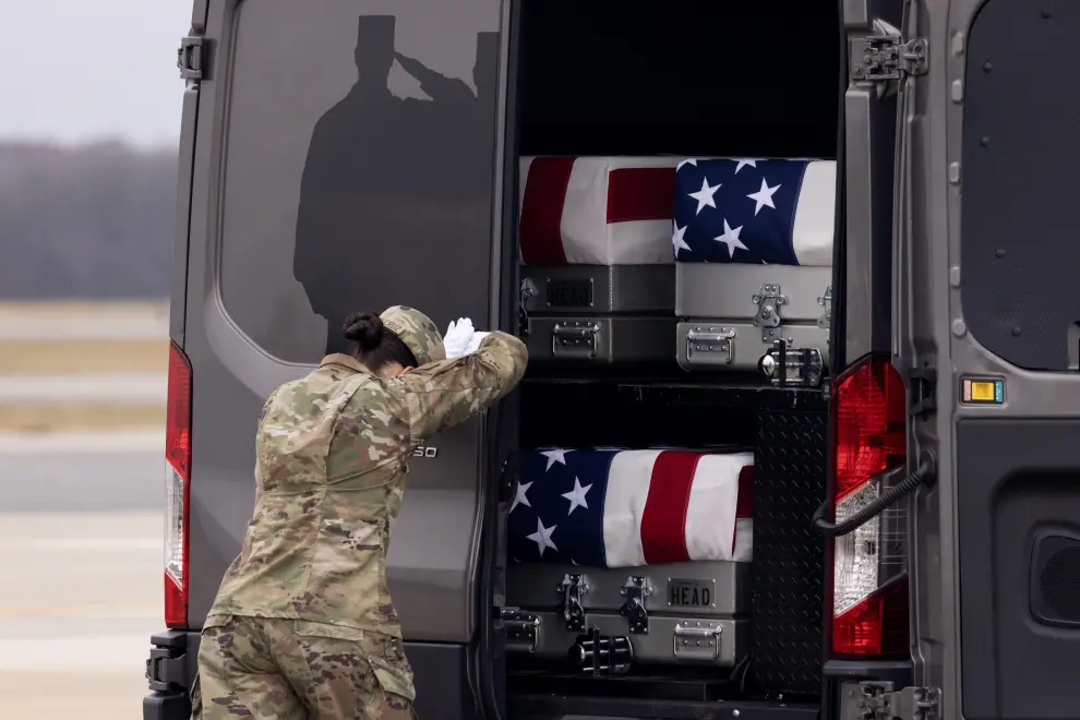 Dover (United States), 02/02/2024.- A US Army carry team moves a flag-draped transfer case containing the remains of US Army Sergeant Breonna Moffett, during a dignified transfer of fallen US service members, at Dover Air Force Base in Dover, Delaware, USA, 02 February 2024. US Army Sergeant Jerome Rivers. US Army Sergeant Breonna Moffett, and US Army Sergeant Kennedy Sanders died in a drone strike on 28 January at a military base in Jordan; forty other US troops were also injured in the attack. The enemy drone, which the White House has blamed on an Iran-backed militia, may have been mistaken for a US drone and left unimpeded, according to a preliminary report. (Jordania, Roma) EFE/EPA/MICHAEL REYNOLDS
 USA DOVER DIGNIFIED TRANSFER BIDEN
