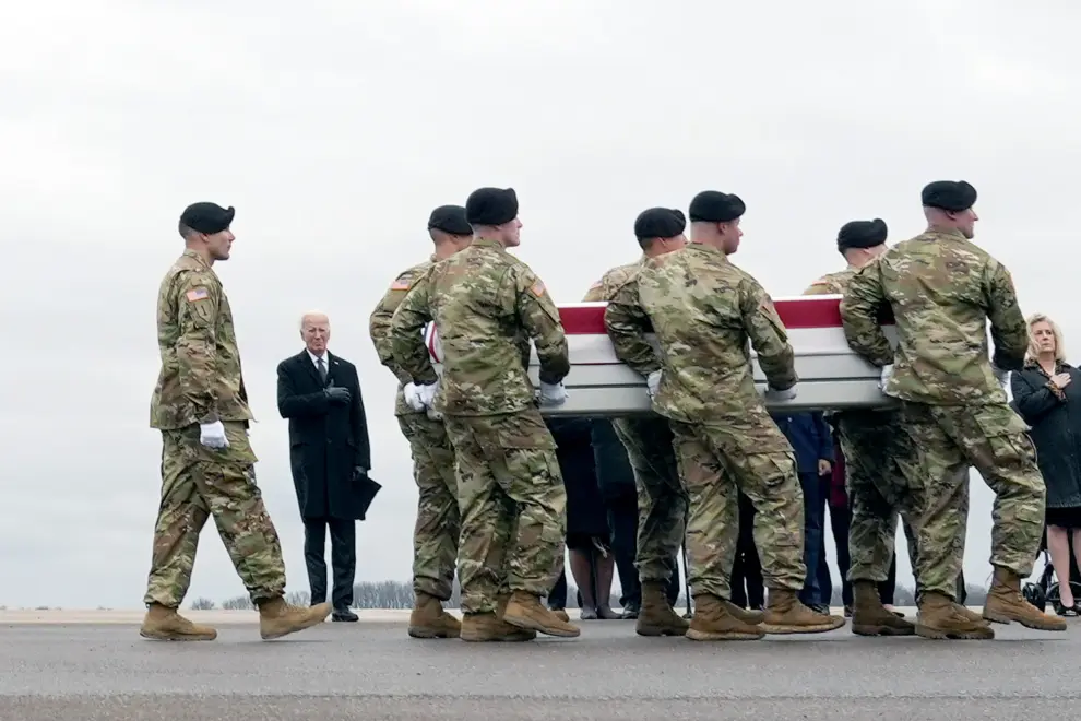President Joe Biden watches as an Army carry team moves the flag-draped transfer case containing the remains of U.S. Army Sgt. Kennedy Ladon Sanders, 24, of Waycross, Ga. during a casualty return at Dover Air Force Base, Del., Friday, Feb. 2, 2024. Sanders was killed in a drone attack in Jordan on Jan. 28. (AP Photo/Alex Brandon) [[[AP/LAPRESSE]]]