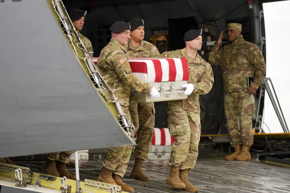 An Army carry team moves the flag-draped transfer case containing the remains of U.S. Army Sgt. Kennedy Ladon Sanders, 24, of Waycross, Ga. during a casualty return at Dover Air Force Base, Del., Friday, Feb. 2, 2024. Sanders was killed in a drone attack in Jordan on Jan. 28. (AP Photo/Alex Brandon) [[[AP/LAPRESSE]]]
