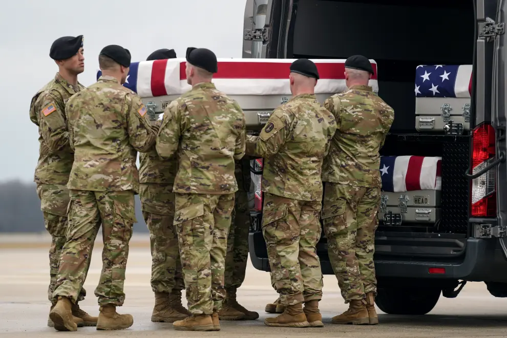 An Army carry team moves the flag-draped transfer case containing the remains of U.S. Army Sgt. Kennedy Ladon Sanders, 24, of Waycross, Ga. during a casualty return at Dover Air Force Base, Del., Friday, Feb. 2, 2024. Sanders was killed in a drone attack in Jordan on Jan. 28. (AP Photo/Alex Brandon) [[[AP/LAPRESSE]]]