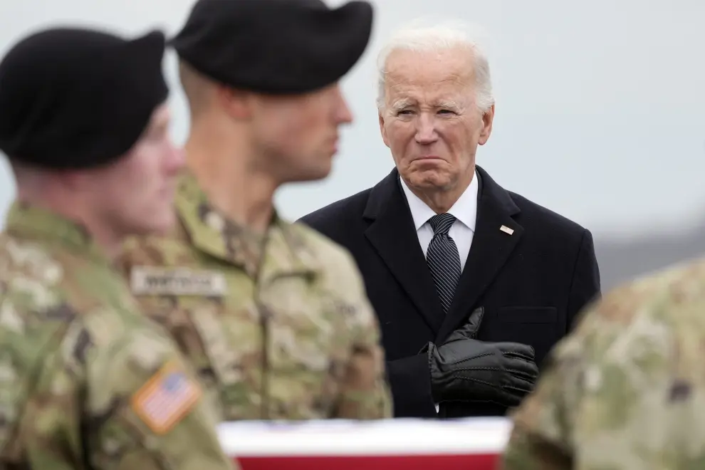 President Joe Biden stands as an Army carry team moves the transfer case containing the remains of U.S. Army Sgt. Breonna Alexsondria Moffett, 23, of Savannah, Ga., at Dover Air Force Base, Del., Friday, Feb. 2, 2024. Moffett was killed in a drone attack in Jordan on Jan. 28. (AP Photo/Matt Rourke) [[[AP/LAPRESSE]]]