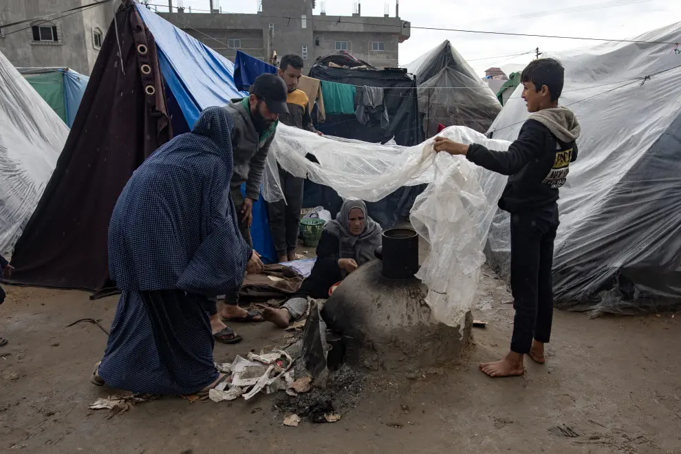 Palestinos desplazados en los refugios improvisados en el campamento de Rafah, en el sur de la Franja de Gaza