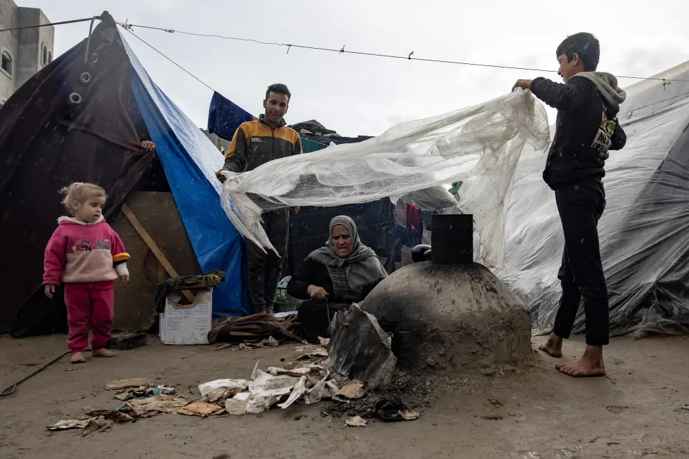 Palestinos desplazados en los refugios improvisados en el campamento de Rafah, en el sur de la Franja de Gaza