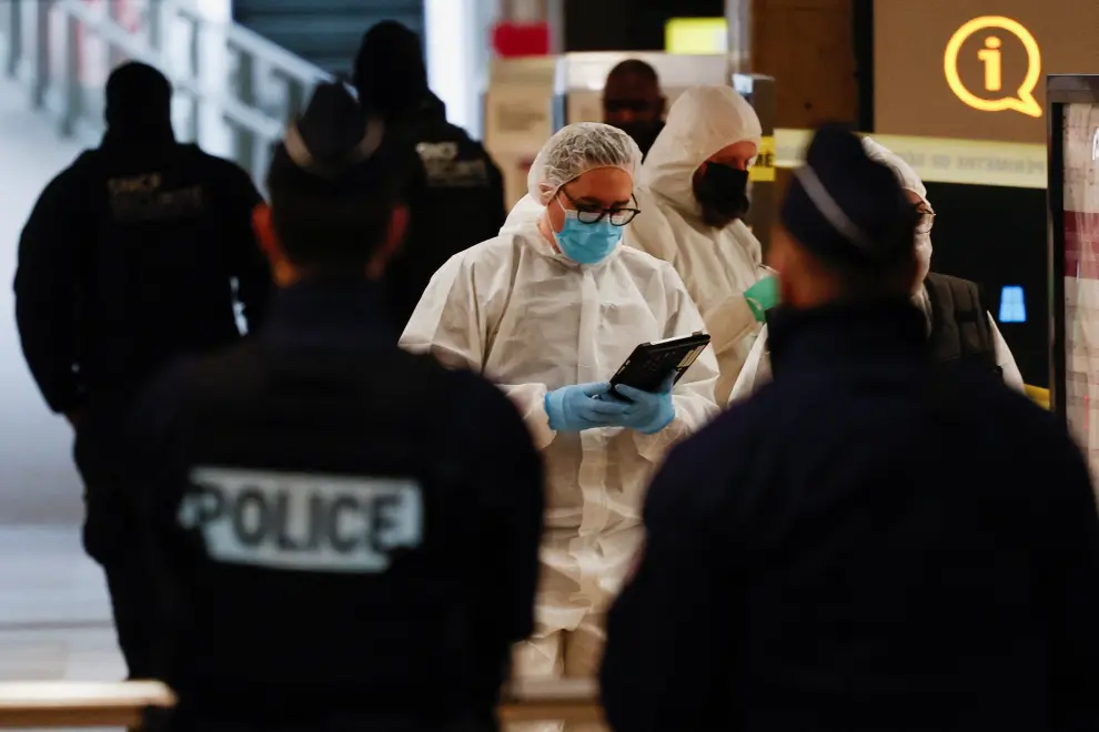 French forensic police officers work on the site after a man with a knife wounded several people at the Gare de Lyon rail station in Paris, France, February 3, 2024. REUTERS/Gonzalo Fuentes [[[REUTERS VOCENTO]]] FRANCE-SECURITY/