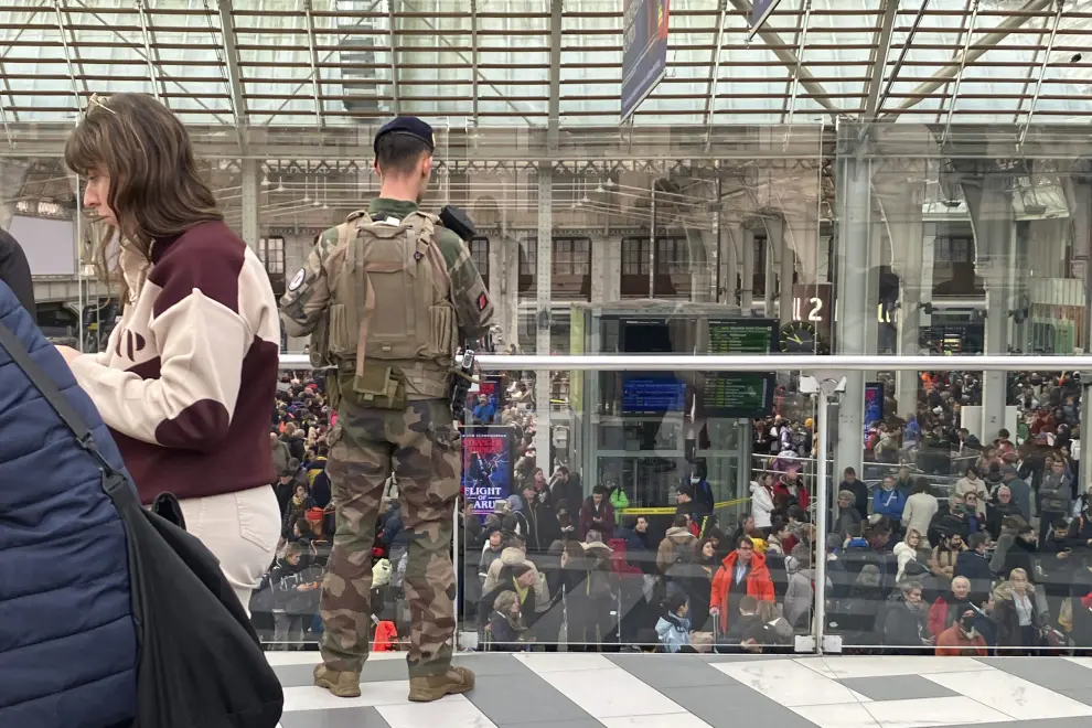 A soldier patrols inside the Gare de Lyon station after an attack, Saturday, Feb. 3, 2024 in Paris. A man injured three people Saturday in a stabbing attack at the major Gare de Lyon train station in Paris, another nerve-rattling security incident in the Olympic host city before the Summer Games open in six months. (AP Photo/Christophe Ena) [[[AP/LAPRESSE]]]