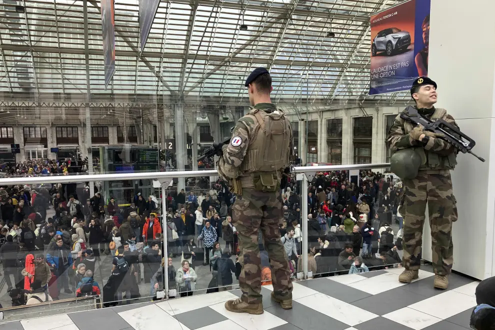Soldiers patrol inside the Gare de Lyon station after an attack, Saturday, Feb. 3, 2024 in Paris. A man injured three people Saturday in a stabbing attack at the major Gare de Lyon train station in Paris, another nerve-rattling security incident in the Olympic host city before the Summer Games open in six months. (AP Photo/Christophe Ena) [[[AP/LAPRESSE]]]