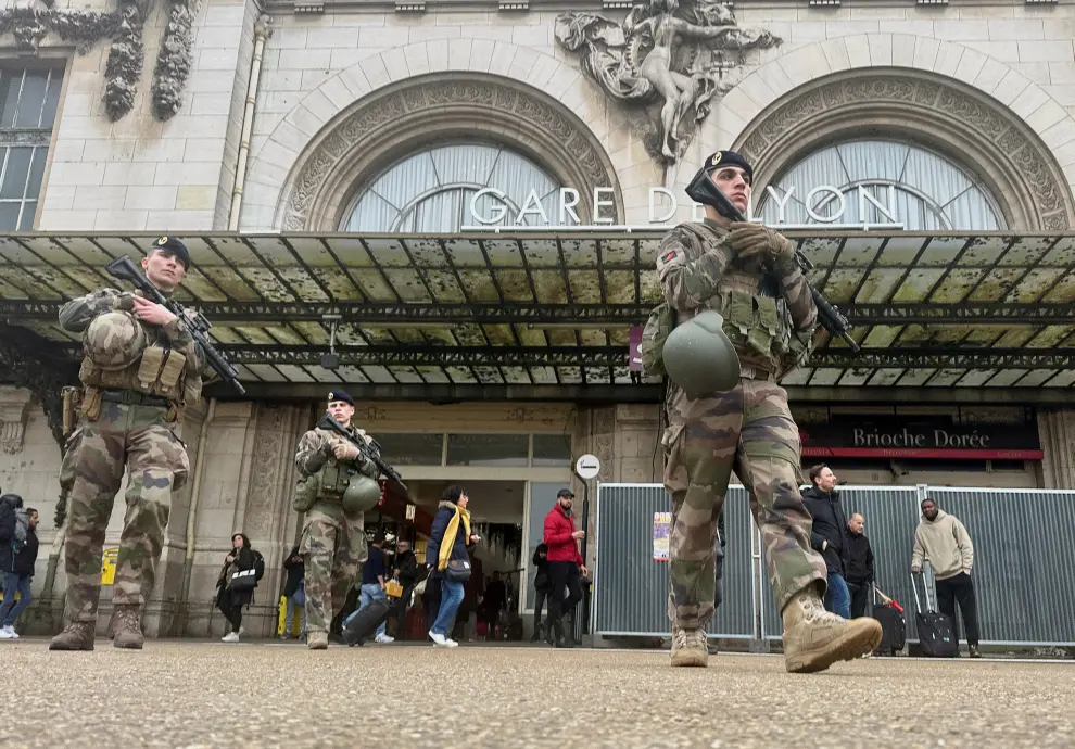 French soldiers secure the area after a man with a knife wounded several people at the Gare de Lyon rail station in Paris, France, February 3, 2024. REUTERS/Gonzalo Fuentes [[[REUTERS VOCENTO]]] FRANCE-SECURITY/