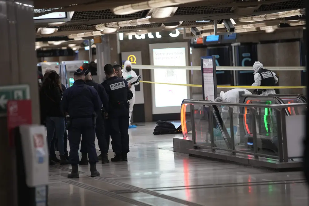 Police investigators work inside the Gare de Lyon station after an attack, Saturday, Feb. 3, 2024 in Paris. A man seemingly armed with a knife and a hammer injured three people Saturday in an early-morning attack at the major Gare de Lyon train station in Paris, another nerve-rattling security incident in the Olympic host city before the Summer Games open in six months. (AP Photo/Christophe Ena) [[[AP/LAPRESSE]]]