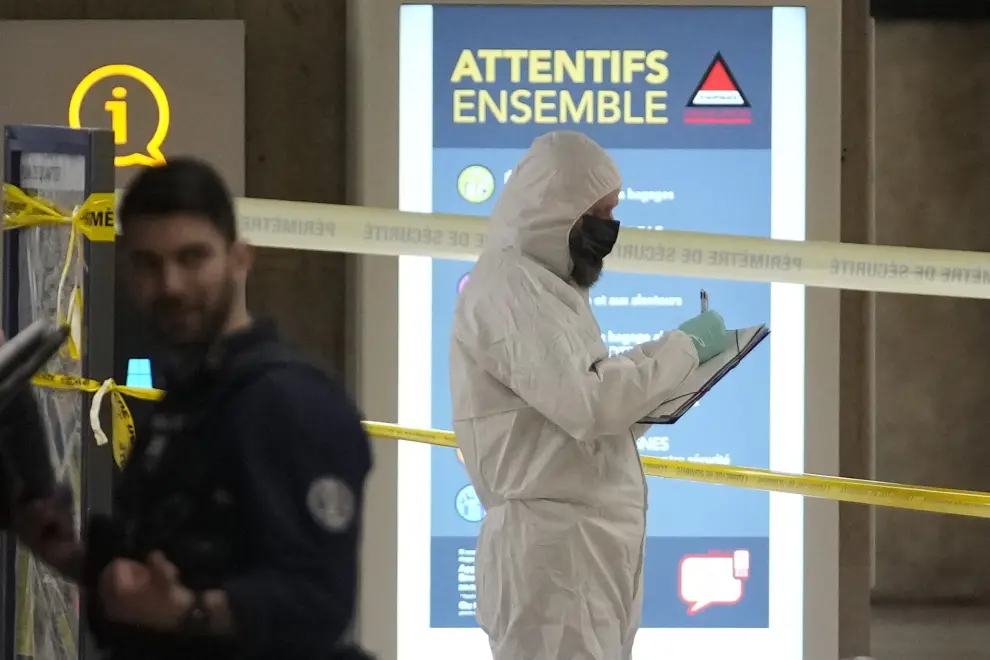 Police investigators work inside the Gare de Lyon station after an attack, Saturday, Feb. 3, 2024 in Paris. A man seemingly armed with a knife and a hammer injured three people Saturday in an early-morning attack at the major Gare de Lyon train station in Paris, another nerve-rattling security incident in the Olympic host city before the Summer Games open in six months. (AP Photo/Christophe Ena) [[[AP/LAPRESSE]]]