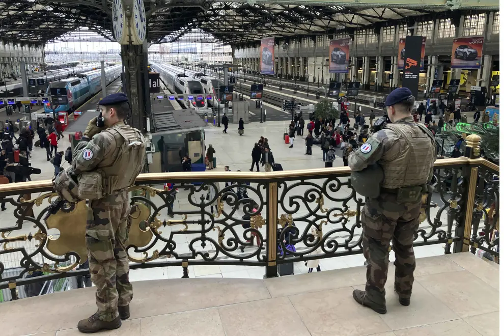 Soldiers patrol inside the Gare de Lyon station after an attack, Saturday, Feb. 3, 2024 in Paris. A man injured three people Saturday in a stabbing attack at the major Gare de Lyon train station in Paris, another nerve-rattling security incident in the Olympic host city before the Summer Games open in six months. (AP Photo/Christophe Ena) [[[AP/LAPRESSE]]]