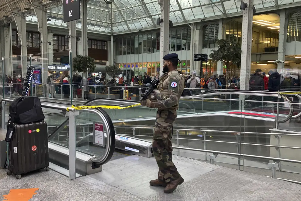 A soldier patrols inside the Gare de Lyon station after an attack, Saturday, Feb. 3, 2024 in Paris. A man injured three people Saturday in a stabbing attack at the major Gare de Lyon train station in Paris, another nerve-rattling security incident in the Olympic host city before the Summer Games open in six months. (AP Photo/Christophe Ena) [[[AP/LAPRESSE]]]