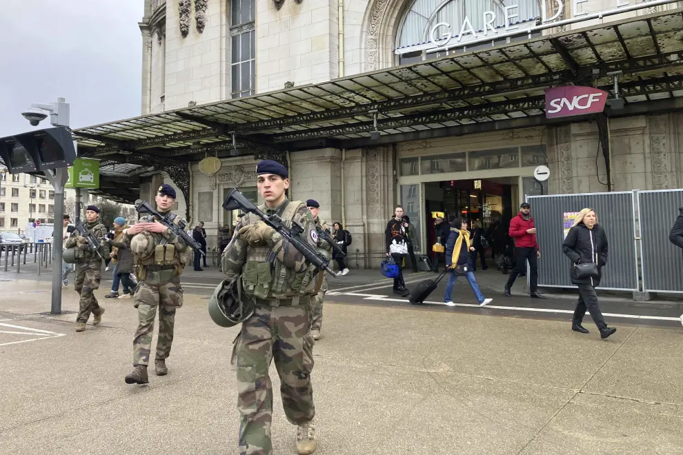 Soldiers patrol outside the Gare de Lyon station after an attack, Saturday, Feb. 3, 2024 in Paris. A man injured three people Saturday in a stabbing attack at the major Gare de Lyon train station in Paris, another nerve-rattling security incident in the Olympic host city before the Summer Games open in six months. (AP Photo/Christophe Ena) [[[AP/LAPRESSE]]]