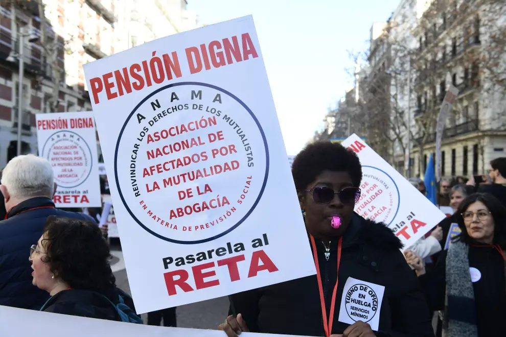 Protesta de los procuradores y abogados contra las pensiones de las mutualidades en Madrid.