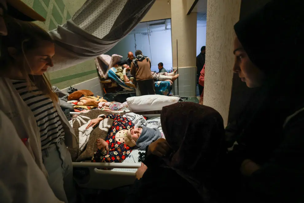 Patients and people sheltering in Al Aqsa hospital. 29 November 2023, Middle Area, Gaza.