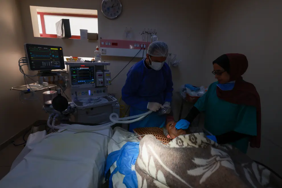 Dr. Sohaib Safi and nurse Katrien Claeys, Project Medical Referent, at Al Aqsa hospital. 29 November 2023, Middle Area, Gaza.