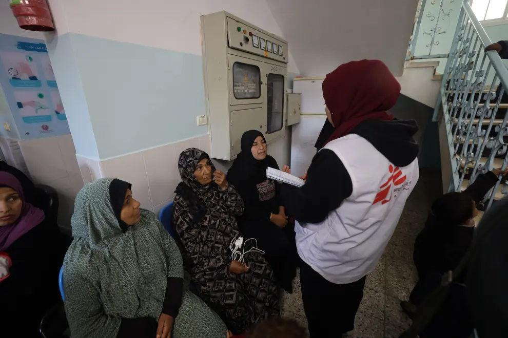 MSF teams are supporting the distribution of safe water to over 10,000 displaced people a day, to three different distribution points, all near informal camps (including one site near Qatari hospital, and another near Al-Shaboura clinic. The amount is far from meeting the immense needs, as Rafah has become the most densely populated area in the Gaza strip, hosting half of the 1.9 million displaced people in Gaza.