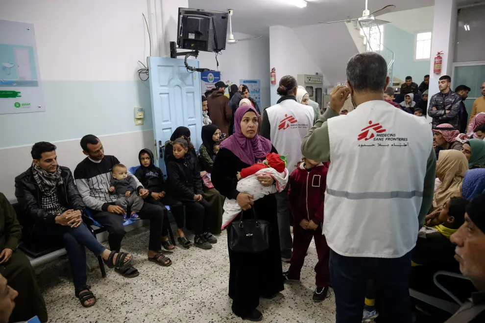 Patients wait at the main waiting area inside the Al-Shaboura clinic in Rafah, Gaza.
Day by day, the number of patients who are coming is increasing. Around 300 patients per day arrive at this clinic that was re-opened on December 9.