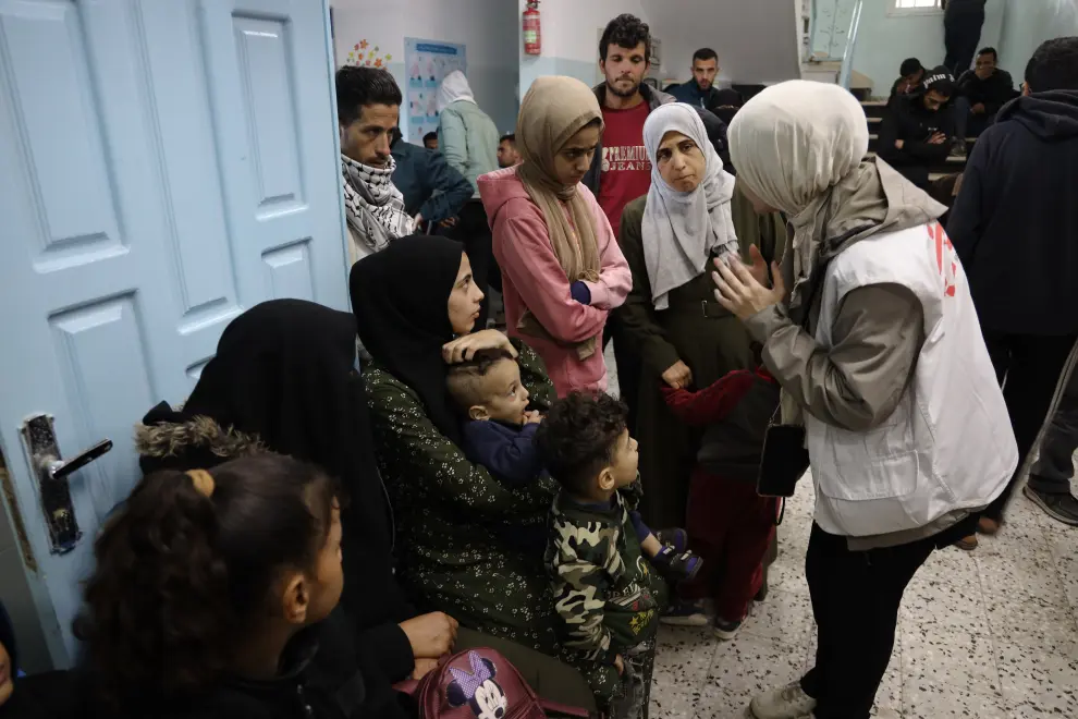 An MSF health worker attends people at the waiting area in Al-Shaboura clinic (Rafah, Gaza). The clinic was closed since the beginning of the war and was reopened on December 9 by an MSF team. Day by day, the number of patients who are coming is increasing. Around 300 patients per day.