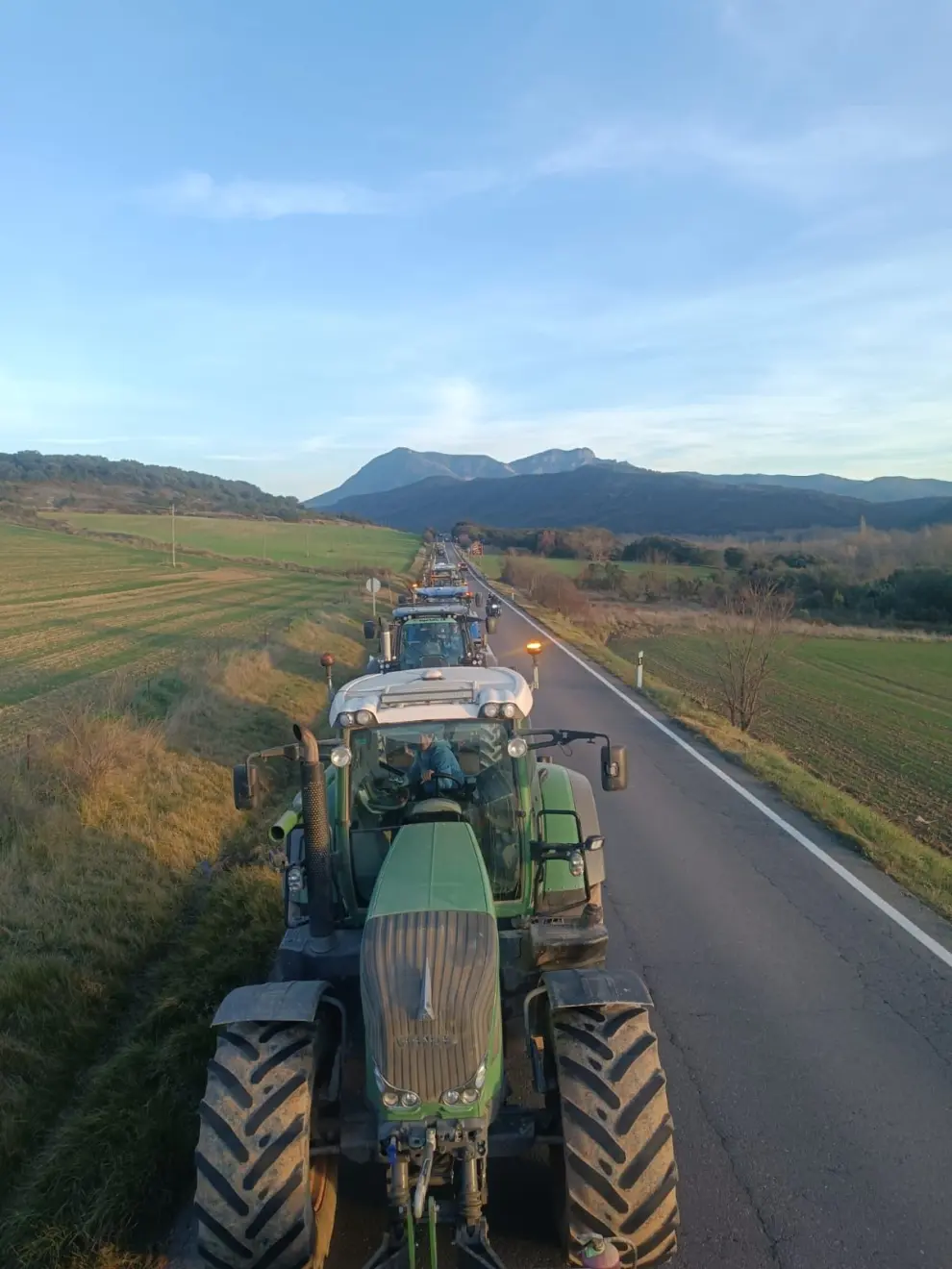 Decenas de tractores han colapsado este domingo por la tarde las carreteras del norte de la comunidad de Aragón con sus protestas.