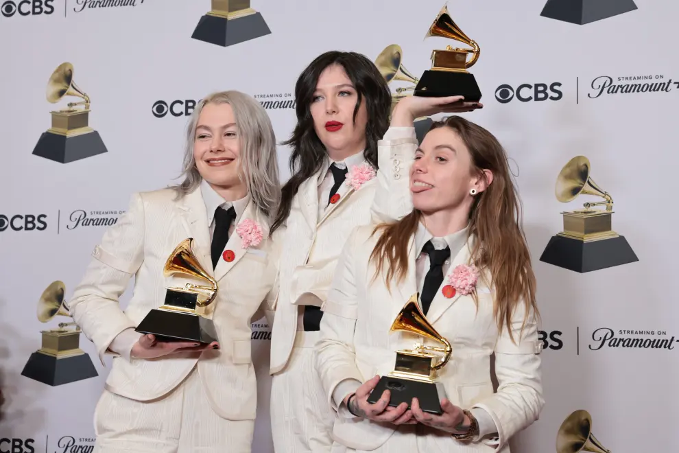Phoebe Bridgers y su grupo boygenius, grandes triunfadoras de la noche con cuatro premios Grammy.
