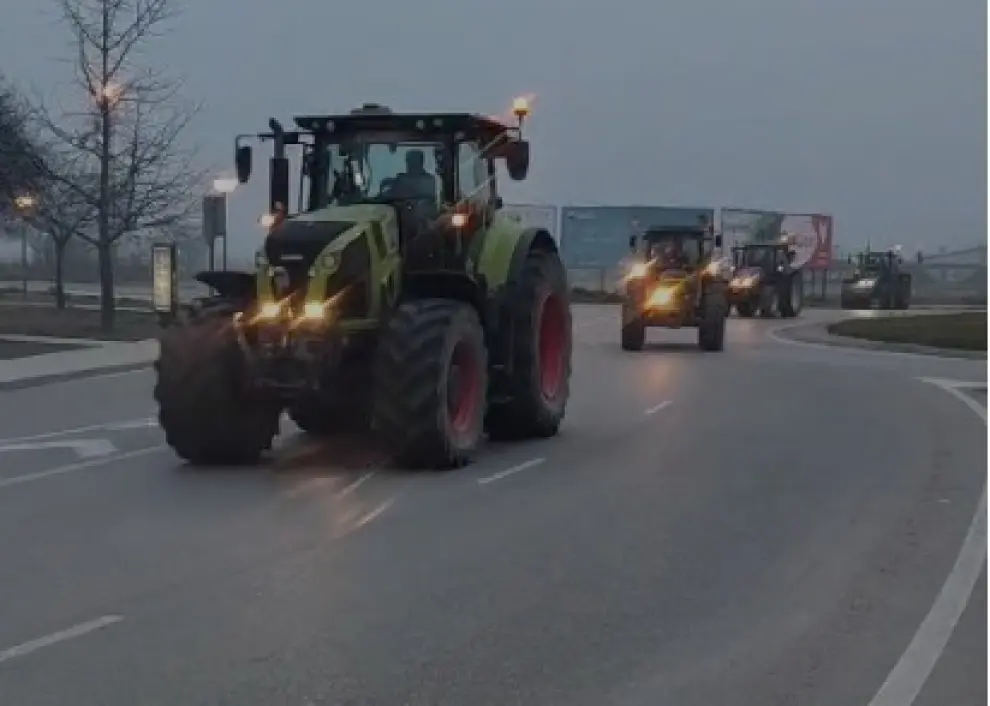 Los tractores a su paso por la avenid de Monegros de la capital Altoaragonesa.