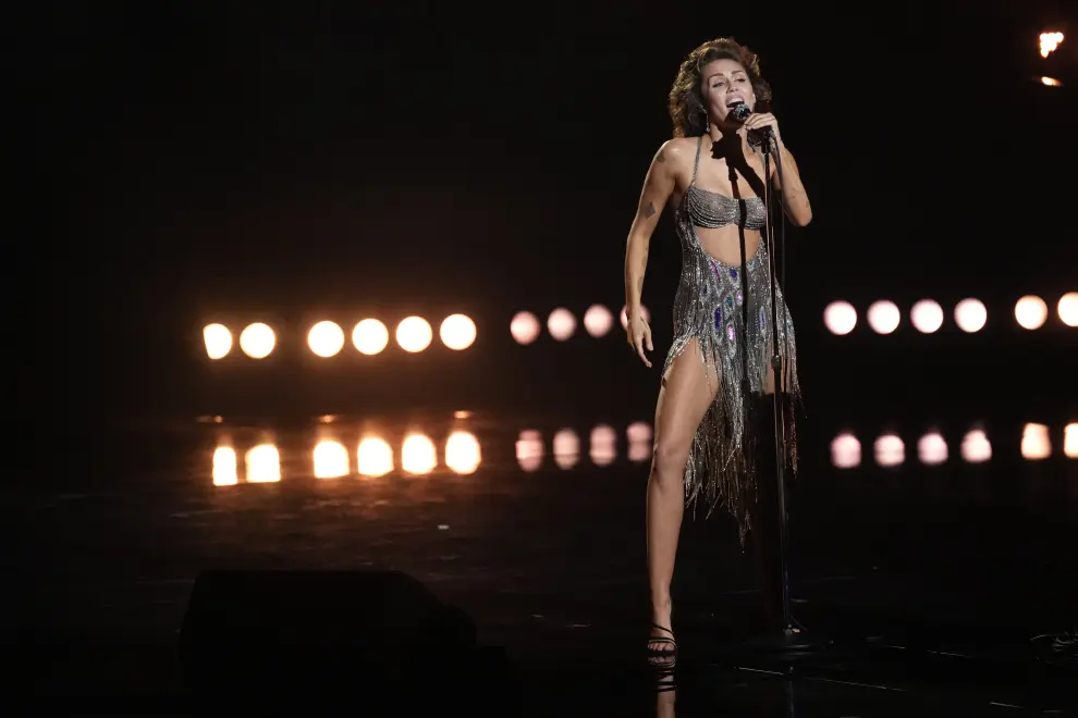 Esta actuación de Miley Cyrus ha dado la vuelta al mundo: luce un vestido de hace varias temporadas de Bob Mackie.