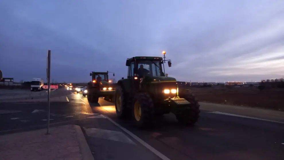 Los tractores provocan importantes retenciones en la A121 entre Ricla y La Almunia.