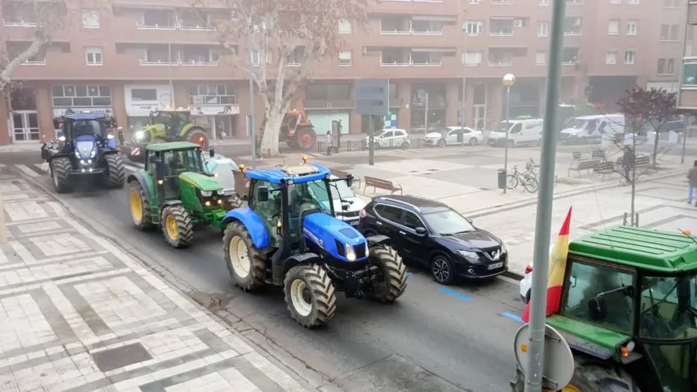 Los tractores llenan las calles de Huesca.