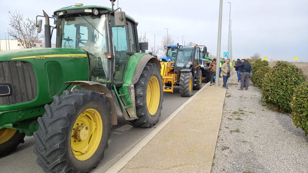 Concentración de agricultores con tractores en el polígono Platea de Teruel.