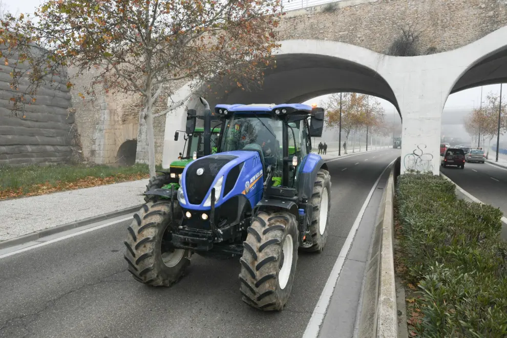 Los tractores ponen rumbo a Zaragoza a través del Tercer Cinturón (Z-30).