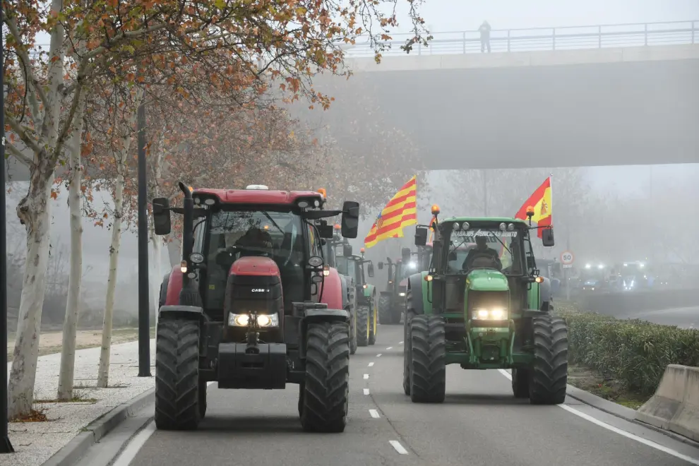 Los tractores ponen rumbo a Zaragoza a través del Tercer Cinturón (Z-30).