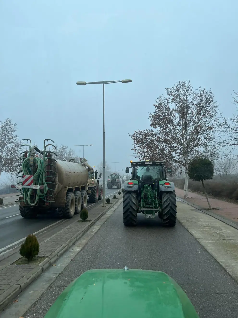 Tractores por la travesía de Monzón.