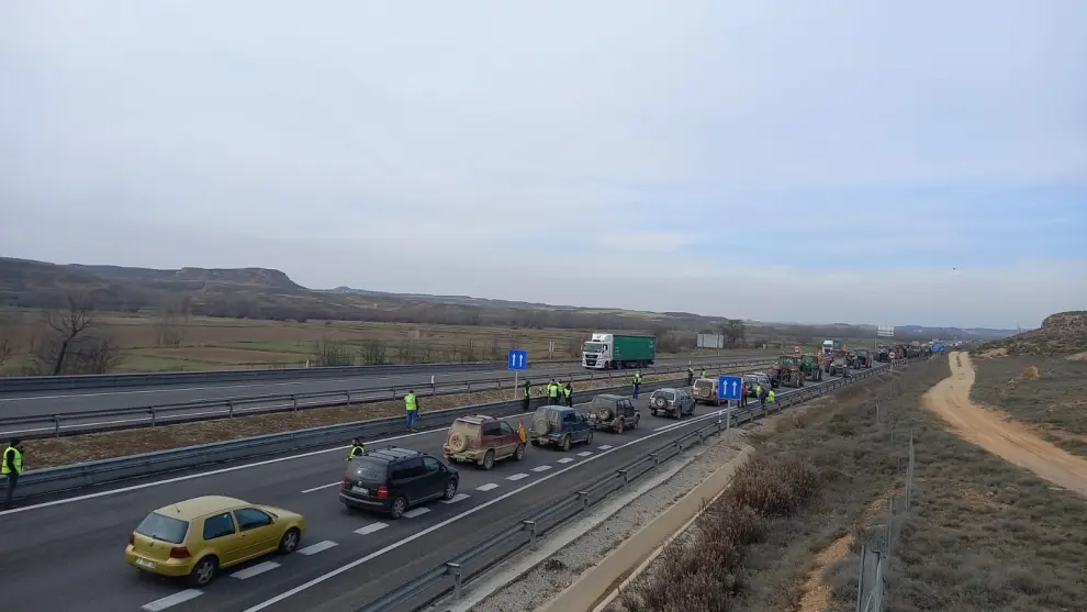 Los tractores obligan a cortar la autovía A2 en el kilómetro 200, a la altura de Cetina, en dirección Madrid.