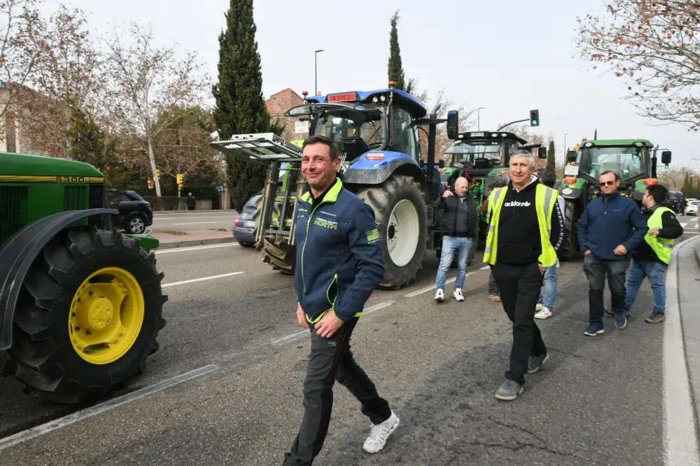 Los tractores comienzan a llegar a Zaragoza por Vía Hispanidad.