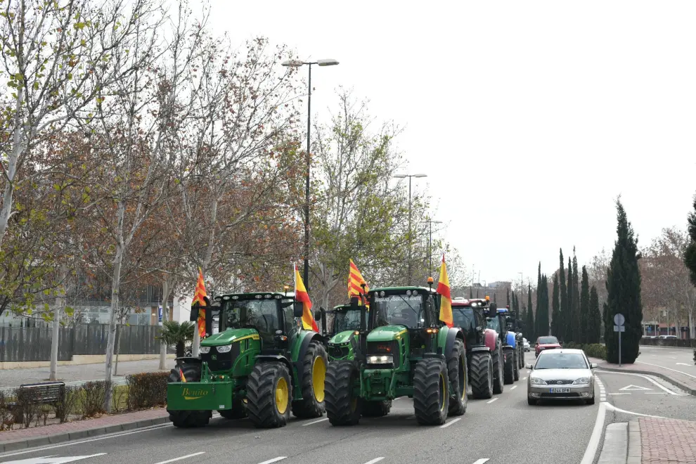 Los tractores comienzan a llegar a Zaragoza por Vía Hispanidad.