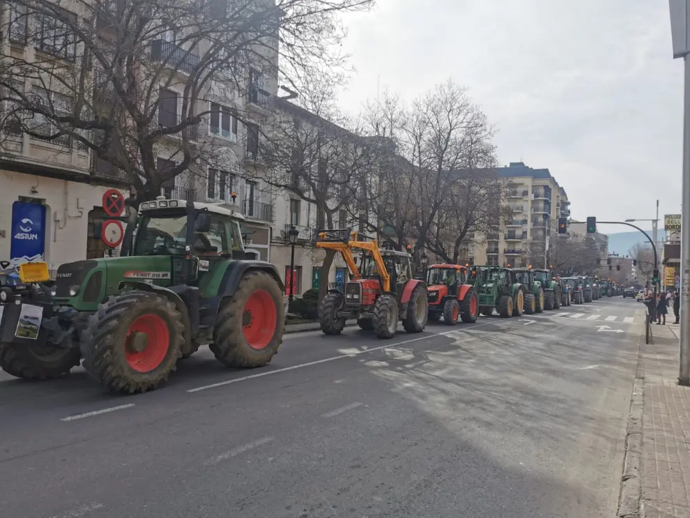 Los tractores cruzan Jaca por las principales avenidas.