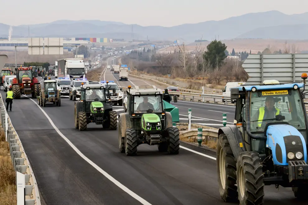 Varios tractores se concentran a la altura de La Almunia en la A2.