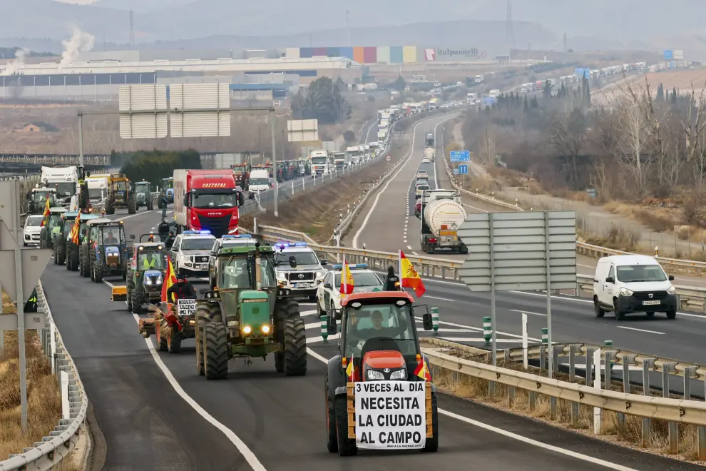 Varios tractores se concentran a la altura de La Almunia en la A2.