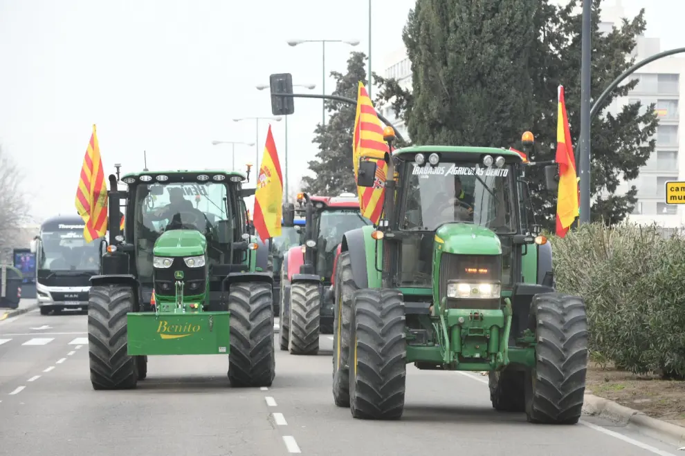 La tractorada a su paso por la Av. Navarra en Zaragoza.