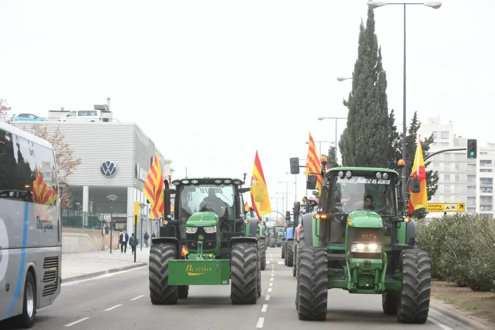 La tractorada a su paso por la Av. Navarra en Zaragoza.
