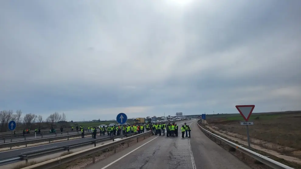Un centenar de agricultores de la Comarca de Daroca  han cortado la autovía A-23 a la altura del kilómetro 215, en el término municipal de Villadoz