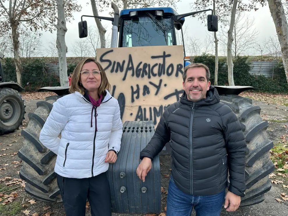 La tractorada ha reunido a los alcaldes de Salas Altas, Isabel Lisa, y Salas Bajas, Jorge Gracia, ambos socialistas y agricultores.
