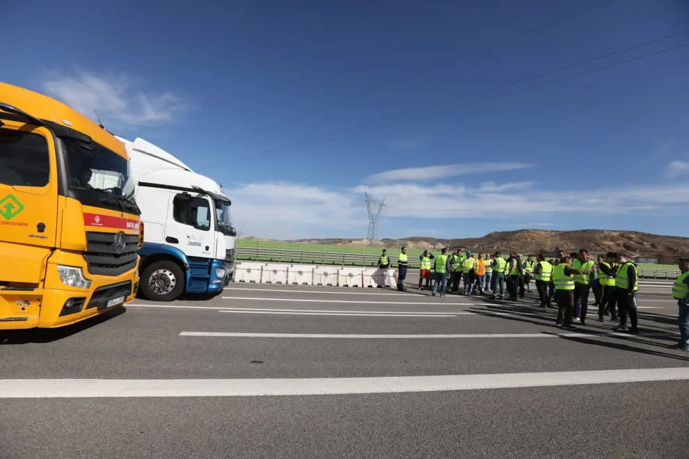 Un centenar de agricultores provistos de chalecos amarillos ha cortado la autovía A-23 a su paso por Teruel.