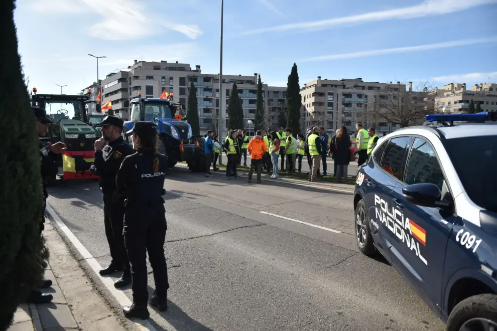 La Policía Nacional impide el paso a los agricultores en l avenida Monegros de Huesca, una de las entradas a la ciudad.